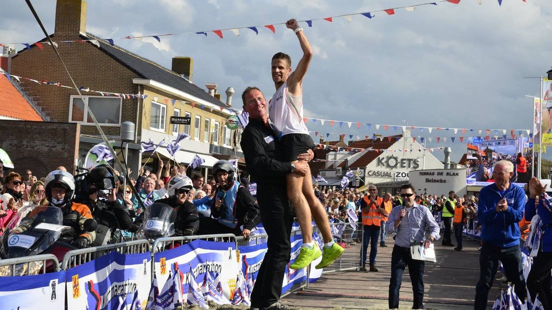 Winnaar Tim Pleijte wordt opgetild door Lein Lievense.