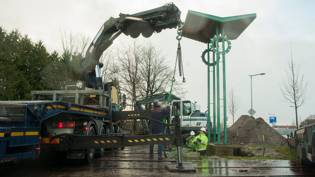 De klokkenstoel wordt op zijn nieuwe plek getild (Rechten:RTV Drenthe/Jeroen Kelderman)