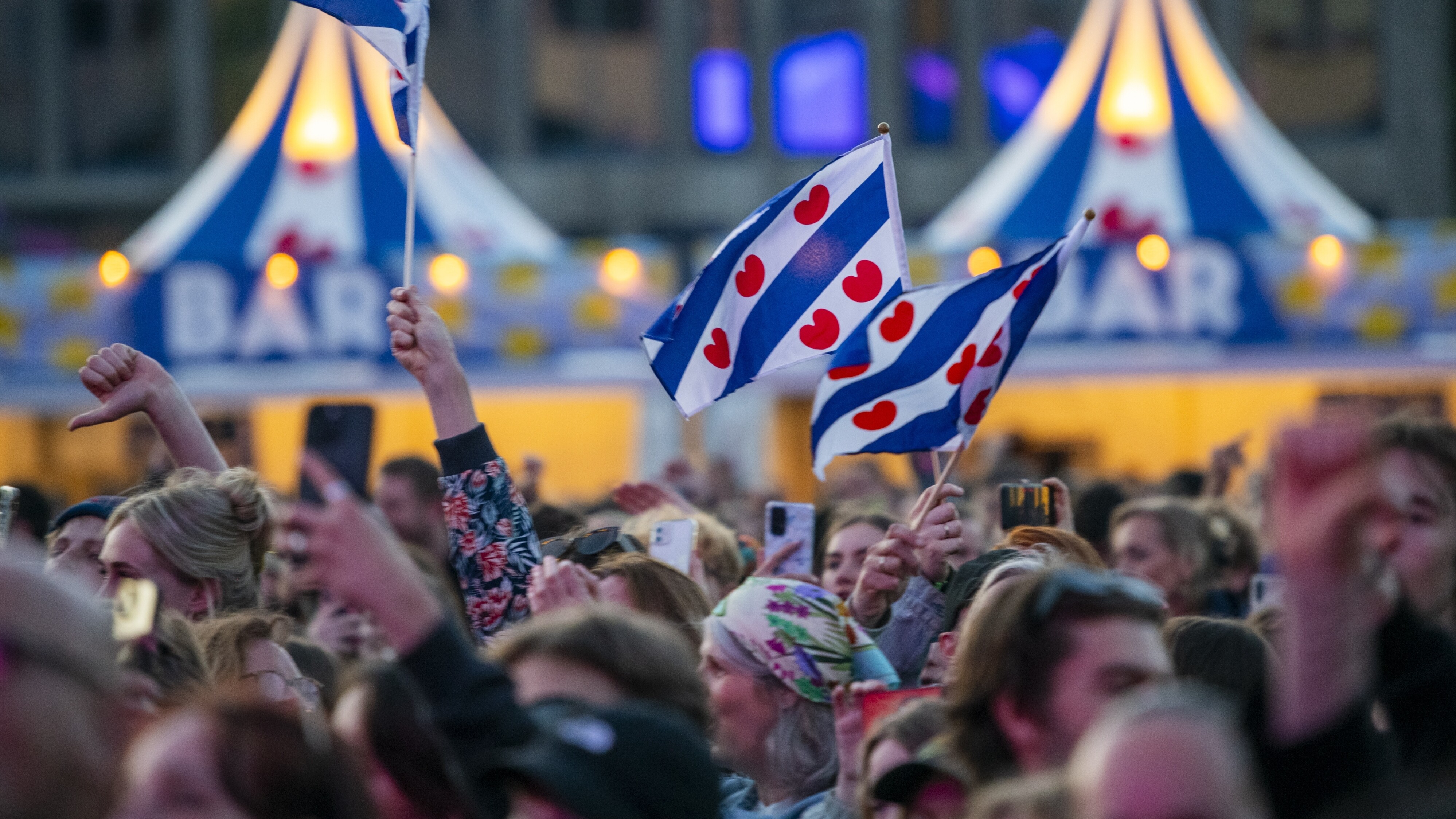 Friese vlaggen bij het Songfestivalfeest in Leeuwarden