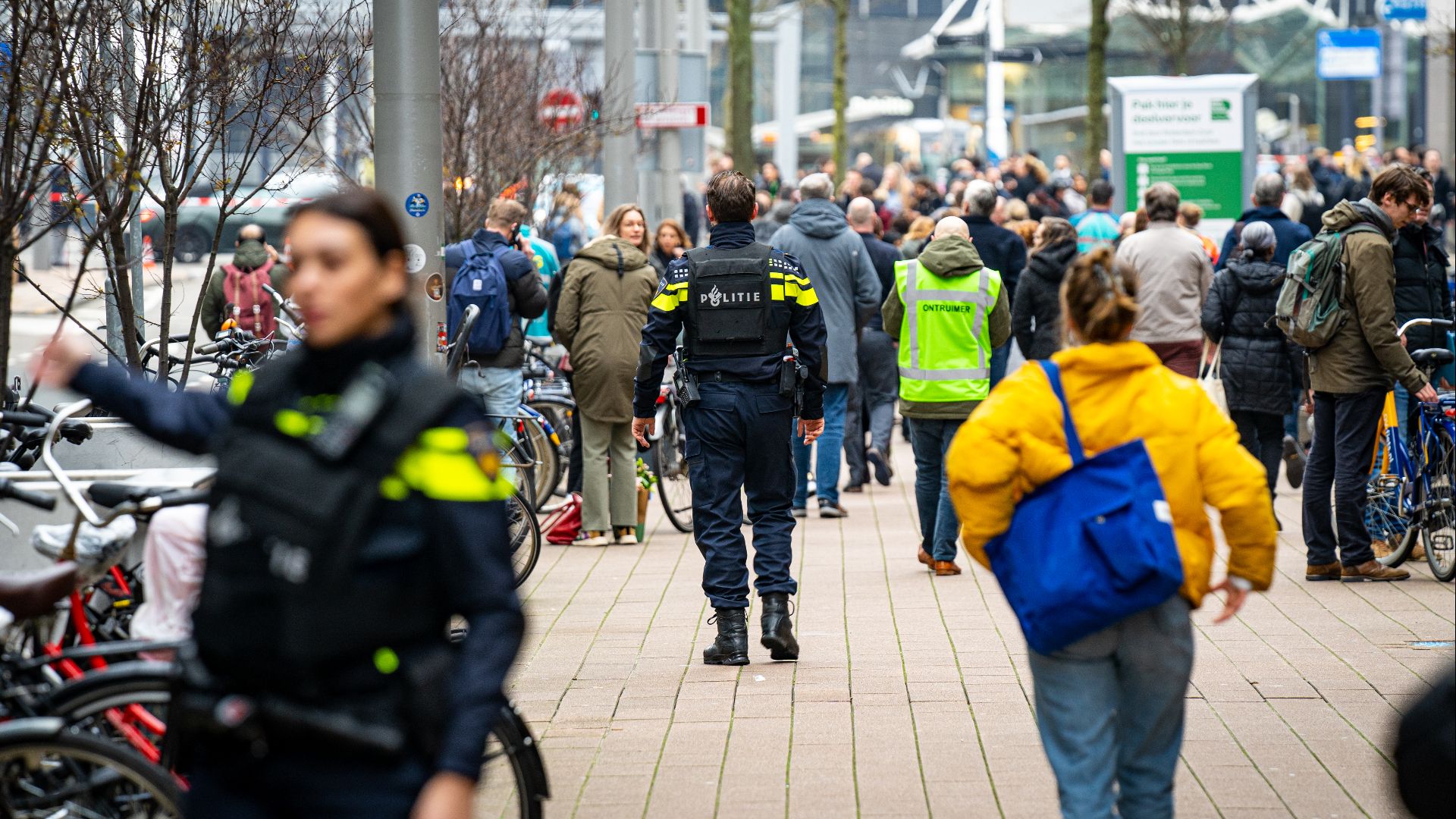 VIDEO: Bommelding In De Rotterdam Blijkt Vals, 1100 Ambtenaren Moesten ...