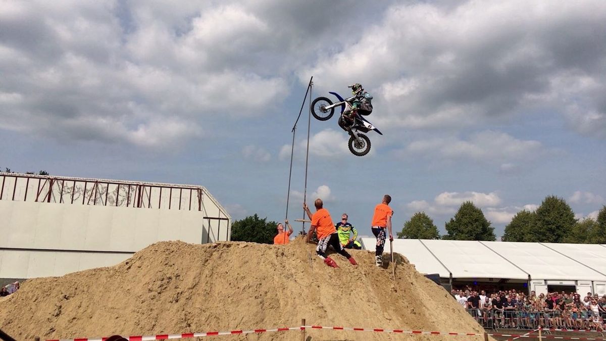 Hoogspringende motoren tijdens Helders Fees in Hellendoorn RTV Oost