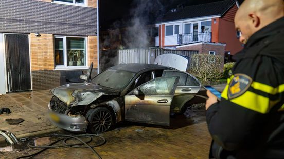 Buurtbewoner ziet auto in brand staan, vermeende dader gefilmd