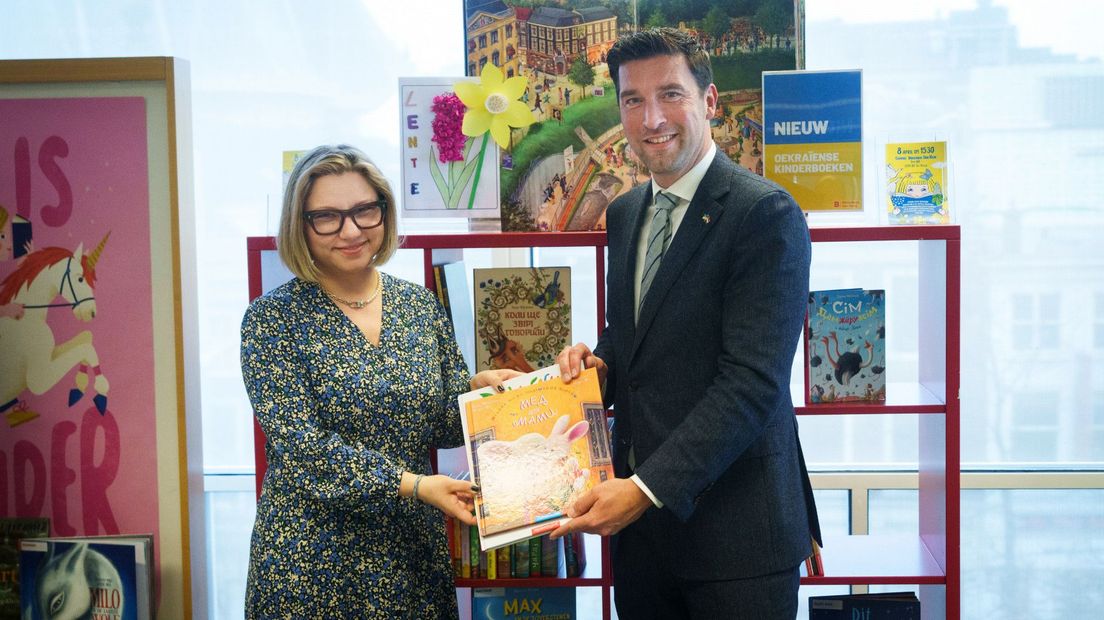 Oekraïense boekenplank geopend in Centrale Bibliotheek