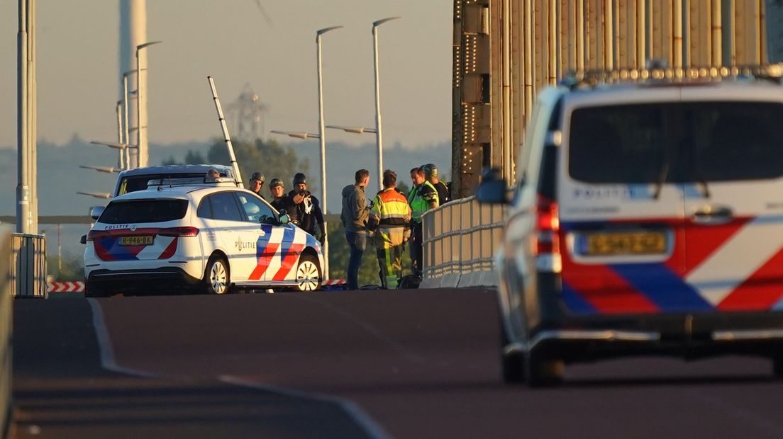 De politie is met meerdere eenheden ter plaatse