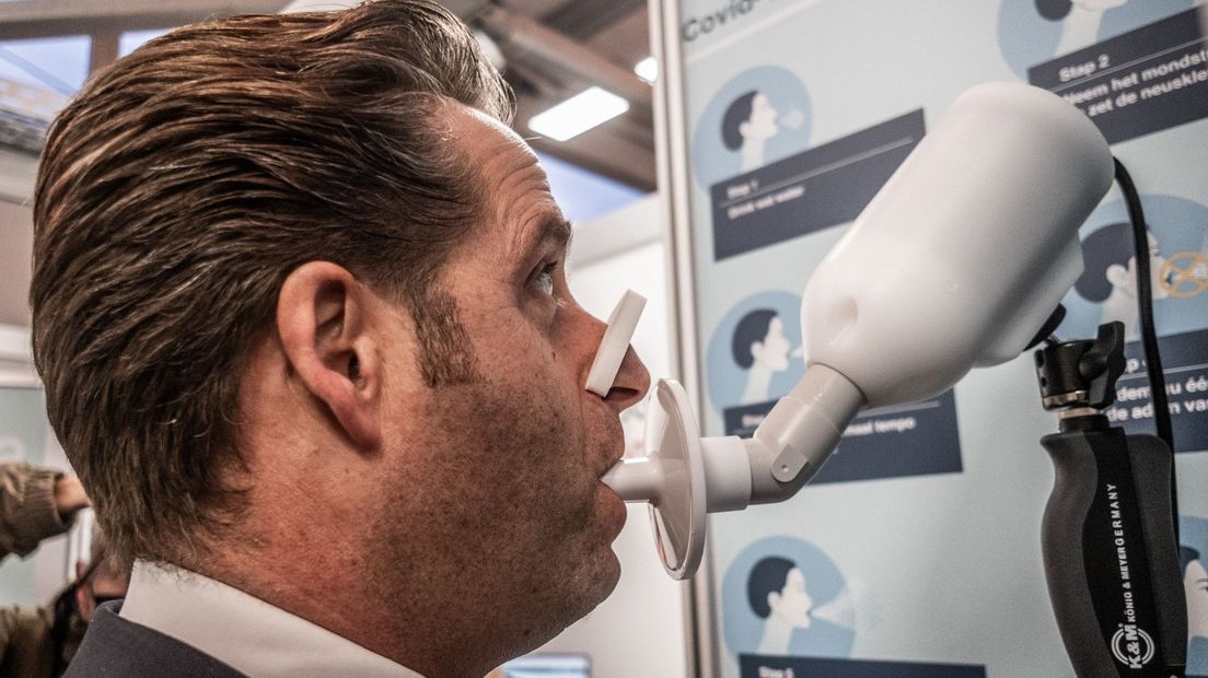 Minister De Jonge doet de ademtest