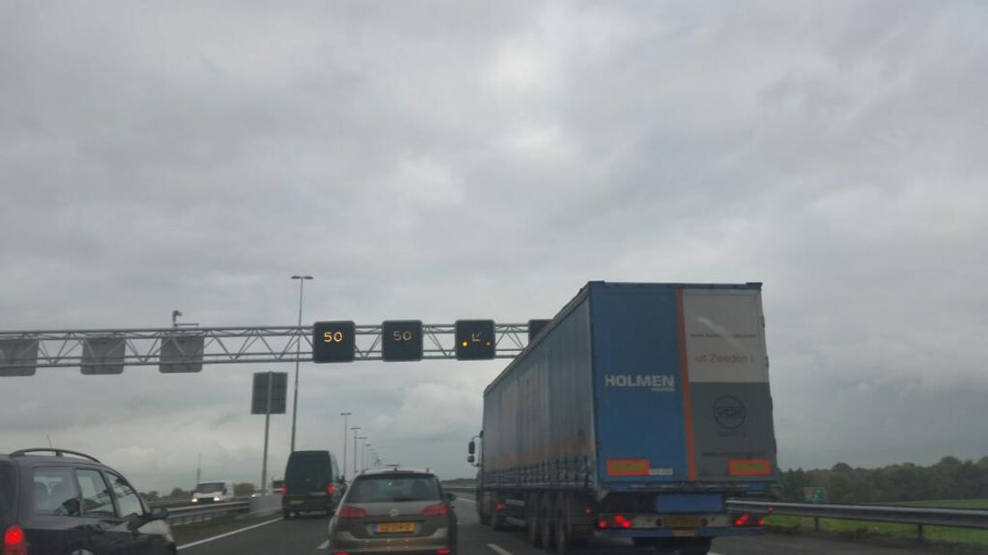 Op de A1 van Apeldoorn naar Hengelo, ter hoogte van Deventer, heeft donderdagmiddag een ongeluk plaatsgevonden. Er waren drie personenauto's bij betrokken.