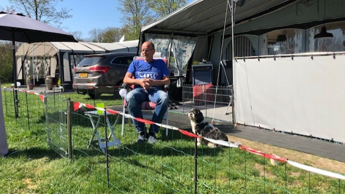 Zijn vrouw Anneke geniet in de ligstoel van de zon en de twee honden bewaken het eigen territorium voor de caravan en grote voortent, afgezet met een hekje en rood-wit lint. 'Ik voel me hier veiliger dan thuis', zegt Lambert Versteegen op camping 't Wieskamp in Winterswijk.