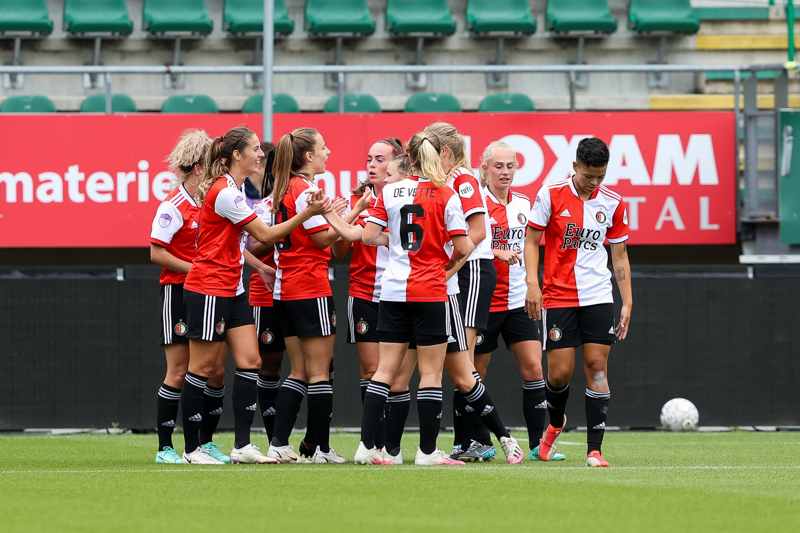 Sophie Conussen scoort het eerste Feyenoord-doelpunt in de Eredivisie tijdens de wedstrijd tegen ADO Den Haag