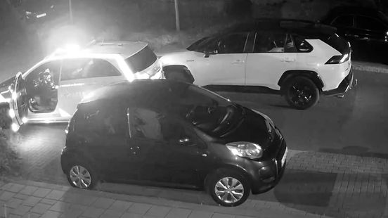 Verdachte springt uit rijdende auto tijdens politieachtervolging