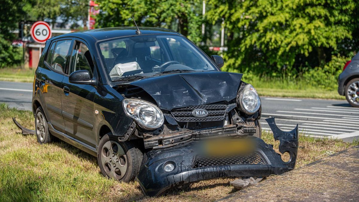Twee auto’s beschadigd na kop-staartbotsing
