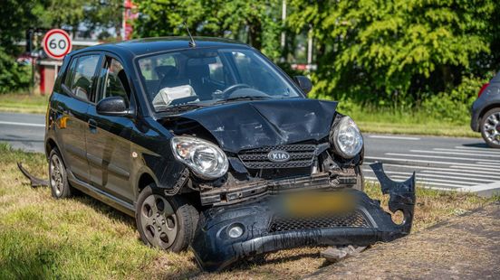 Twee auto’s beschadigd na kop-staartbotsing. Twee auto’s beschadigd na kop-staartbotsing.