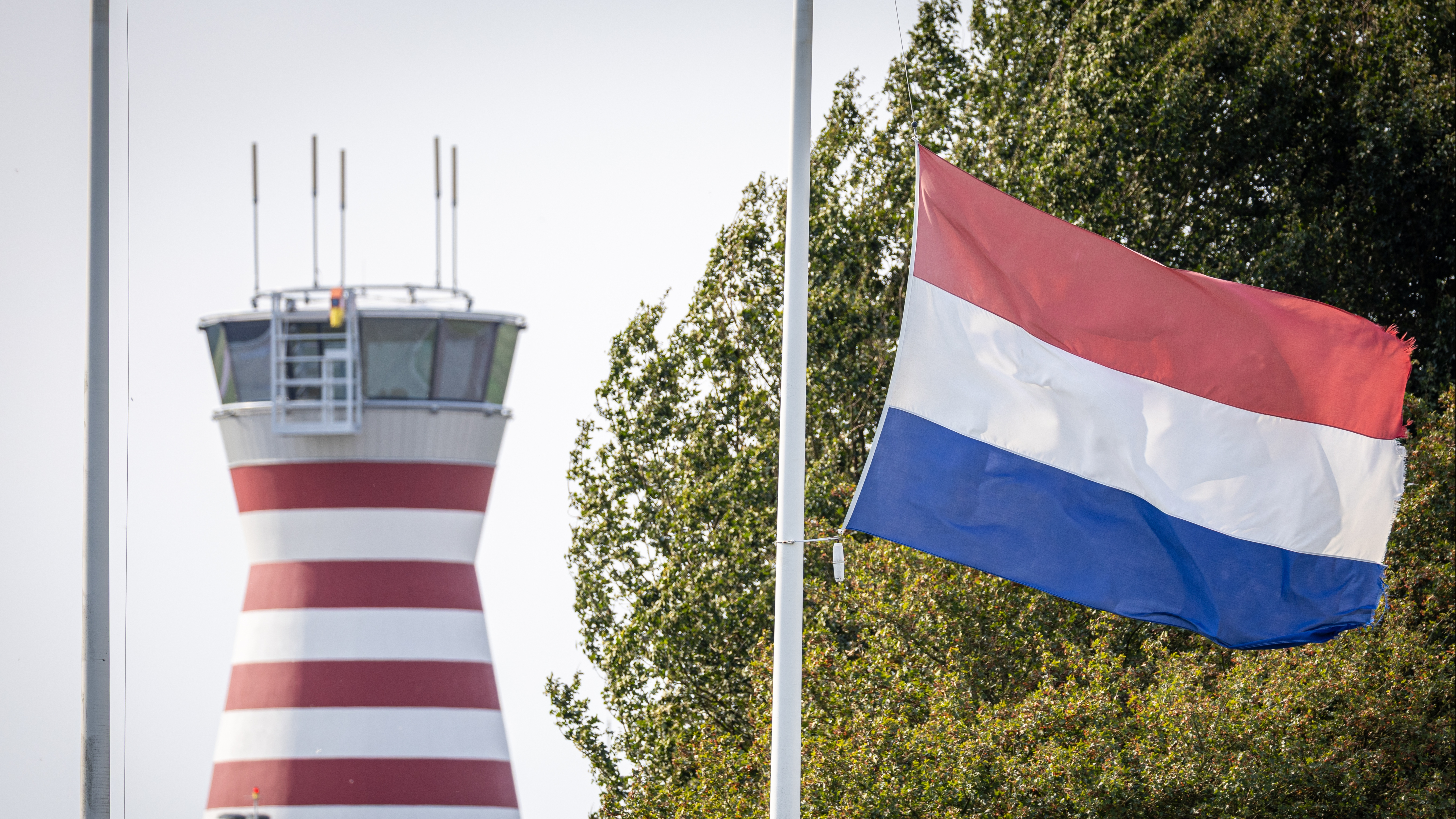 Wegens het ongeval hangt de vlag halfstok op Lelystad Airport.