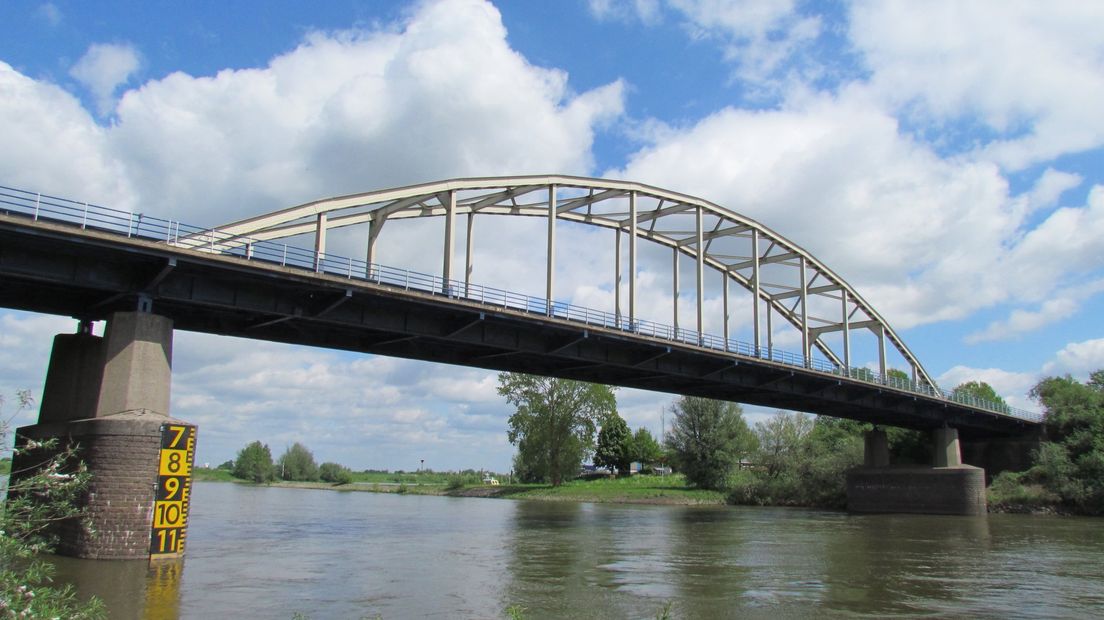 Automobilisten mogen in 2015 bijna drie maanden lang geen gebruik maken van de brug over de IJssel bij Doesburg.