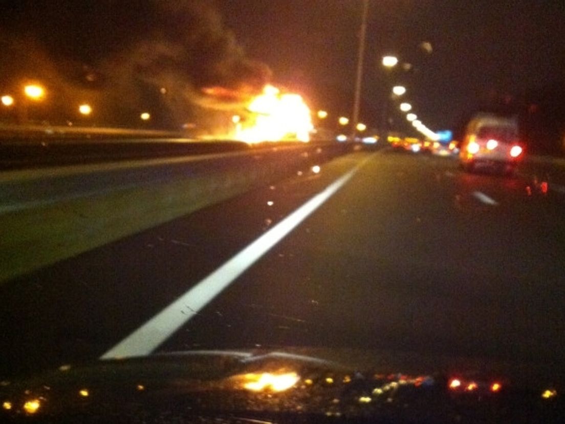 Na het ongeluk vloog de vrachtwagen op het Tebregeplein in brand - foto Erik Agterberg, Twitter