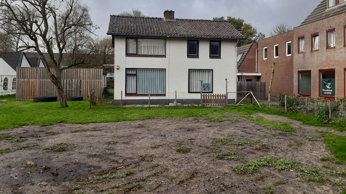Op deze kavel zou de nieuwbouw van de sportschool moeten komen.