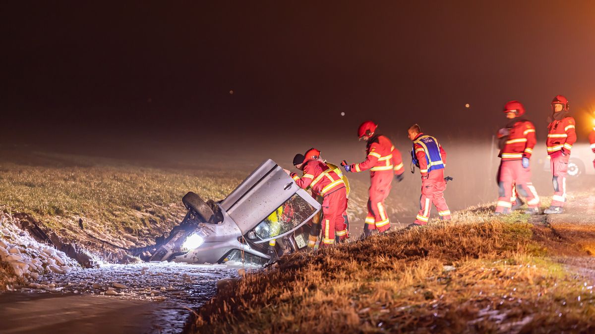 Auto op de kop in de sloot bij Warfstermolen | Vrachtwagen raakt van de weg bij Buitenpost