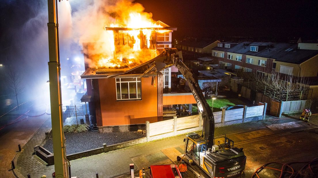 Ecowoning in Kampen volledig uitgebrand: blussen lang niet mogelijk door type muurisolatie