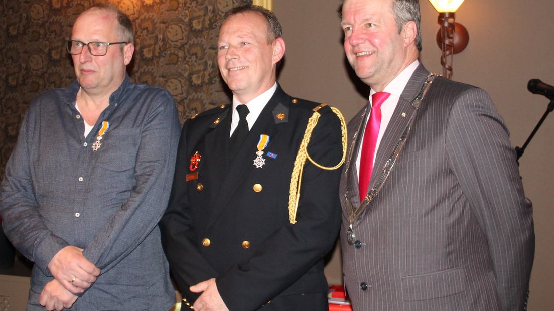 De twee brandweermannen kregen een koninklijke onderscheiding (Rechten: gemeente Coevorden)