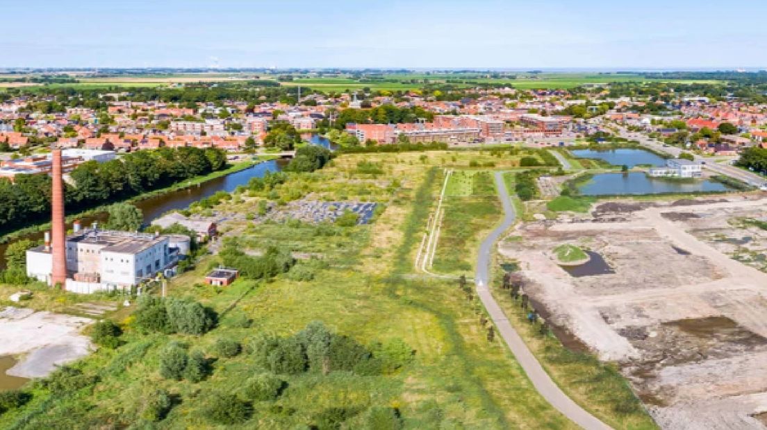 Het gebied vanuit de lucht, met rechts delen van de oude strokartonfabriek