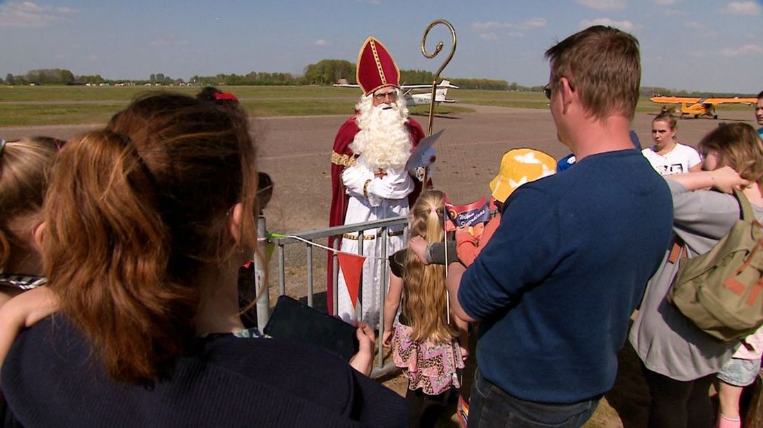 Sinterklaas is op 3 mei met zijn vliegtuig aangekomen op vliegveld Teuge.
