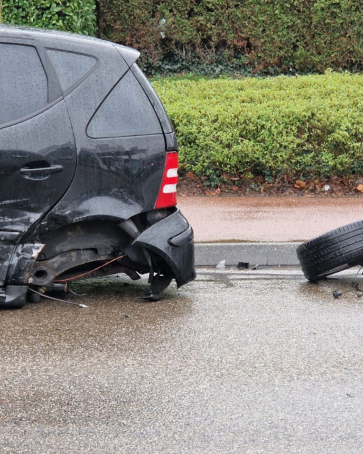 Naakte jongeman aangehouden in Vlaardingen | Auto verliest wiel na botsing  in Gorinchem - Rijnmond