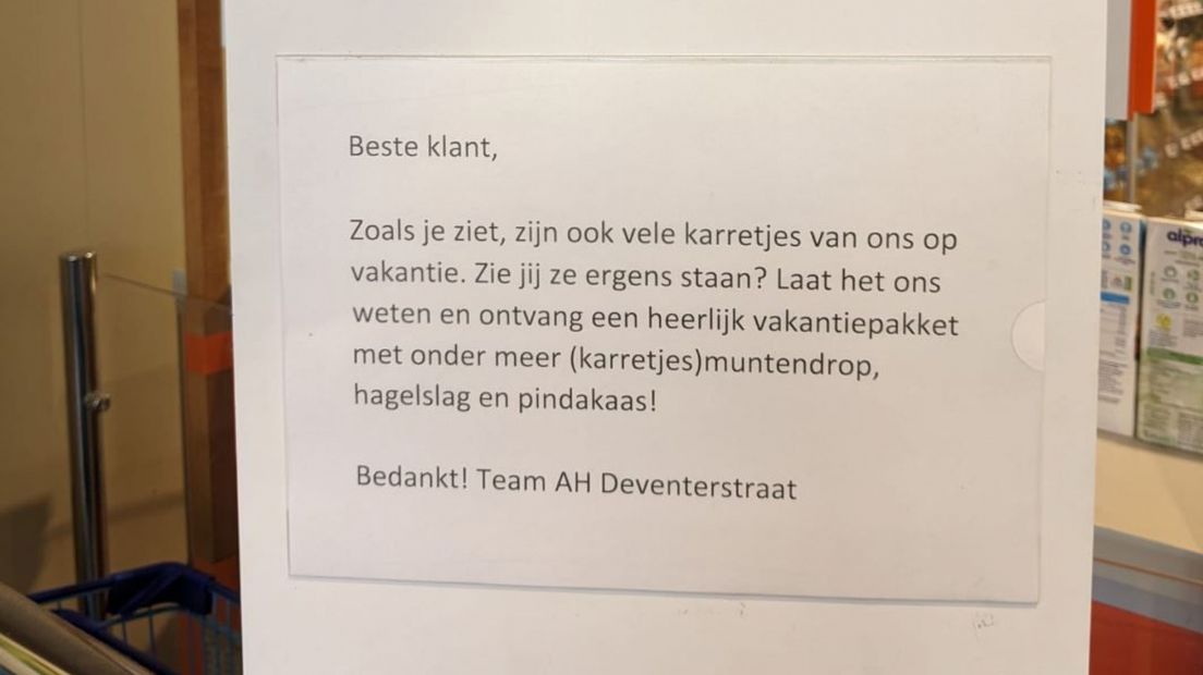 De supermarkt vraagt klanten de karretjes terug te brengen.