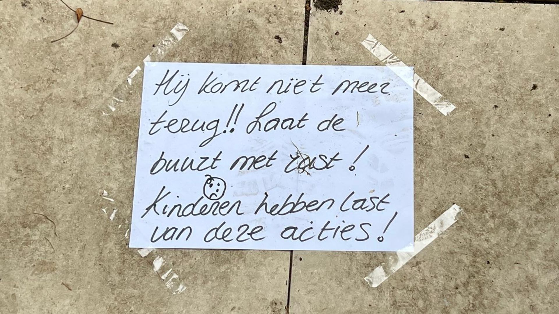 Het briefje dat bewoners op het huis van de verdachte plakten.
