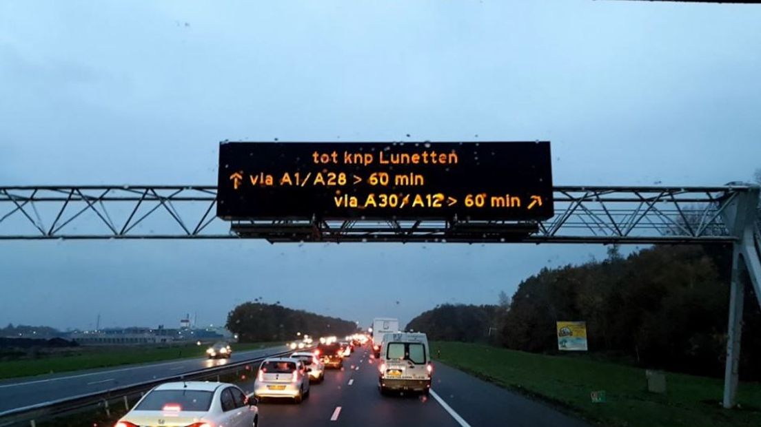 Op de Gelderse snelwegen zijn maandagochtend vroeg opvallend veel ongelukken gebeurd. Voor 8.00 uur werden er zeker 9 gemeld met files tot gevolg.