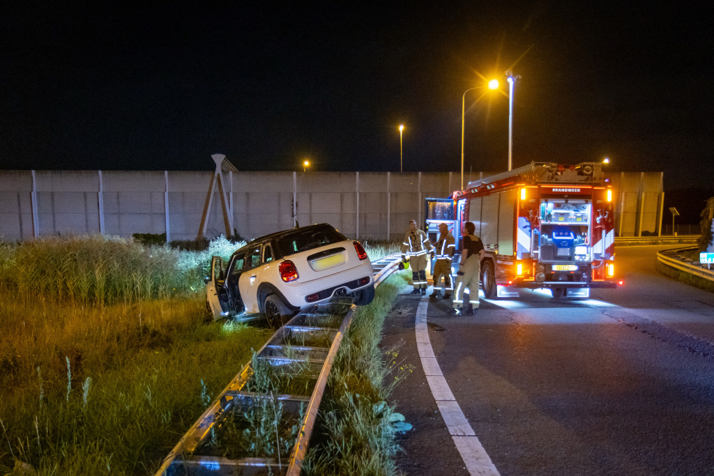 Hulpdiensten vonden de auto bovenop de vangrail.