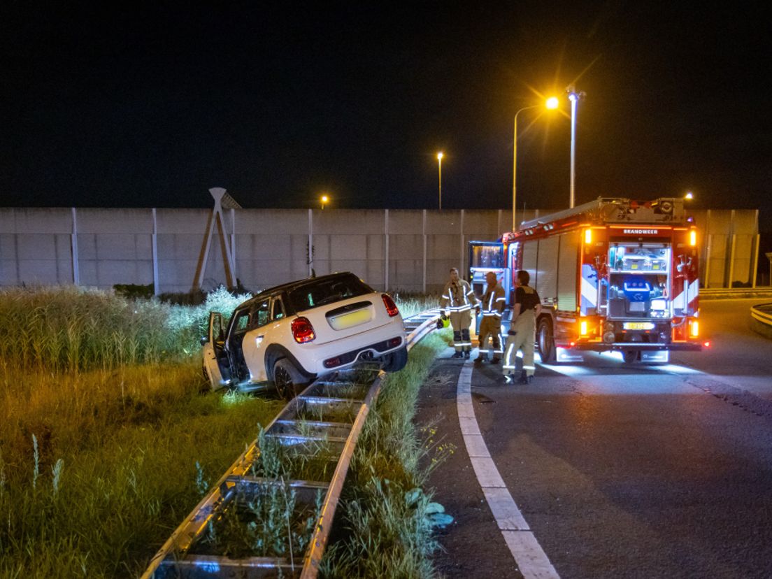 Hulpdiensten vonden de auto bovenop de vangrail.