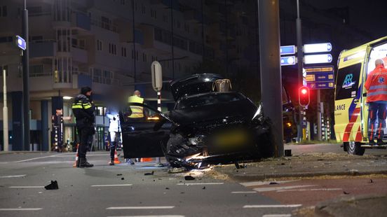 Hardrijdende auto richt ravage aan | Gewonde man aangetroffen op Zuidplein