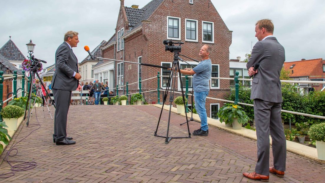 Verslaggever Jeroen Berkenbosch interviewt ANWB-directeur Frits van Bruggen