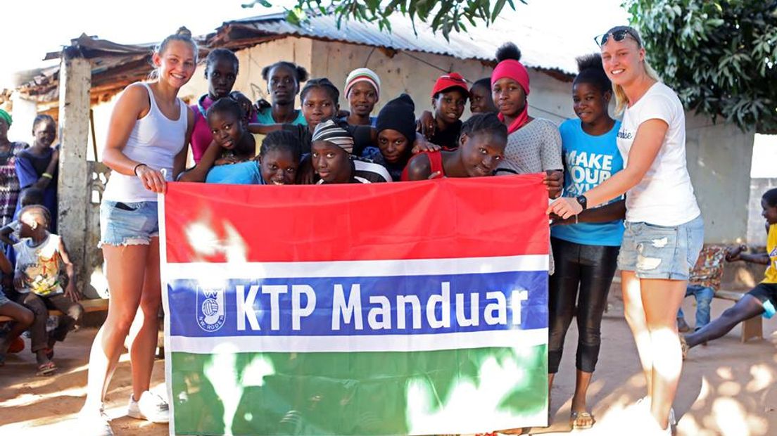 De zaalvoetballers van KTP Nieuw Roden brachten een bezoek aan Gambia (Rechten: KTP Nieuw Roden)