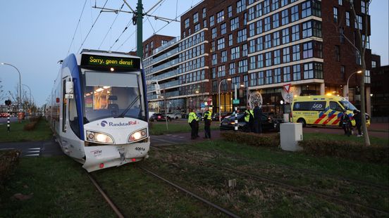Een flinke klapper: auto met RandstadRail-tram in botsing. Een flinke klapper: auto met RandstadRail-tram in botsing.
