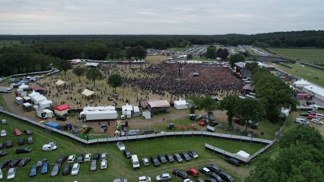 Duizenden mensen genieten van een concert van Normaal.
