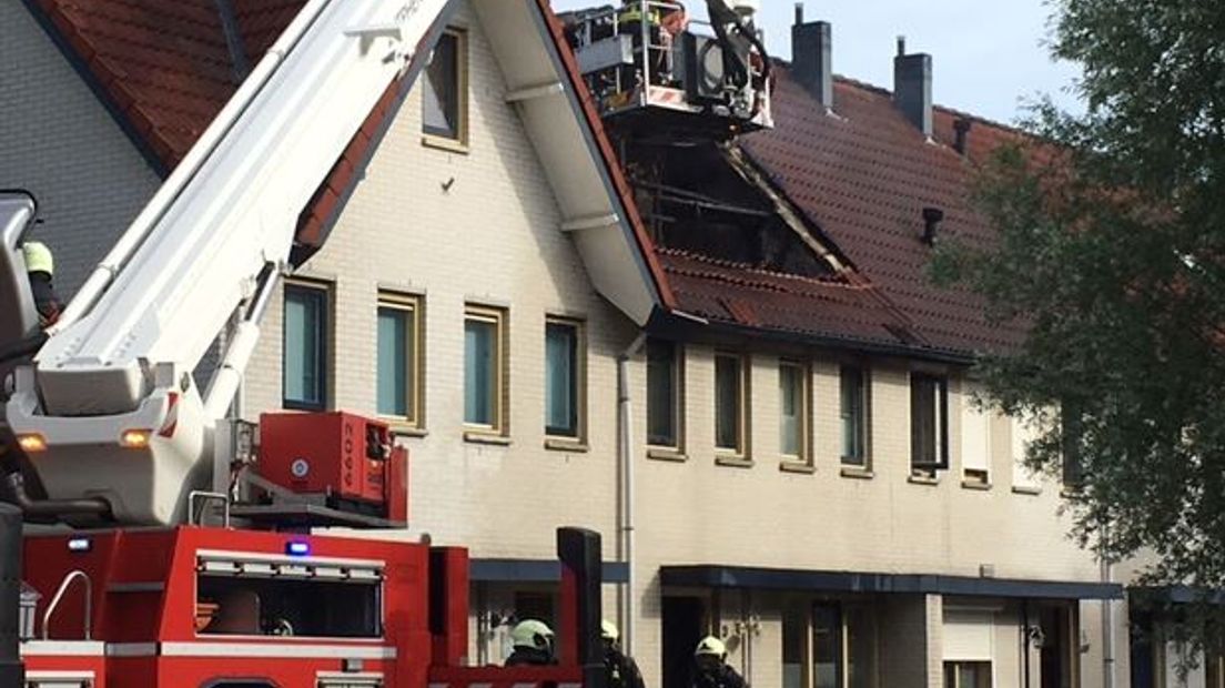 In een woning aan de Bloementuin in Zutphen woedde maandagochtend een grote brand. De vlammen kwamen uit het dak en de brandweer werkte met man en macht om de brand onder controle te krijgen. Inmiddels is de brand geblust.