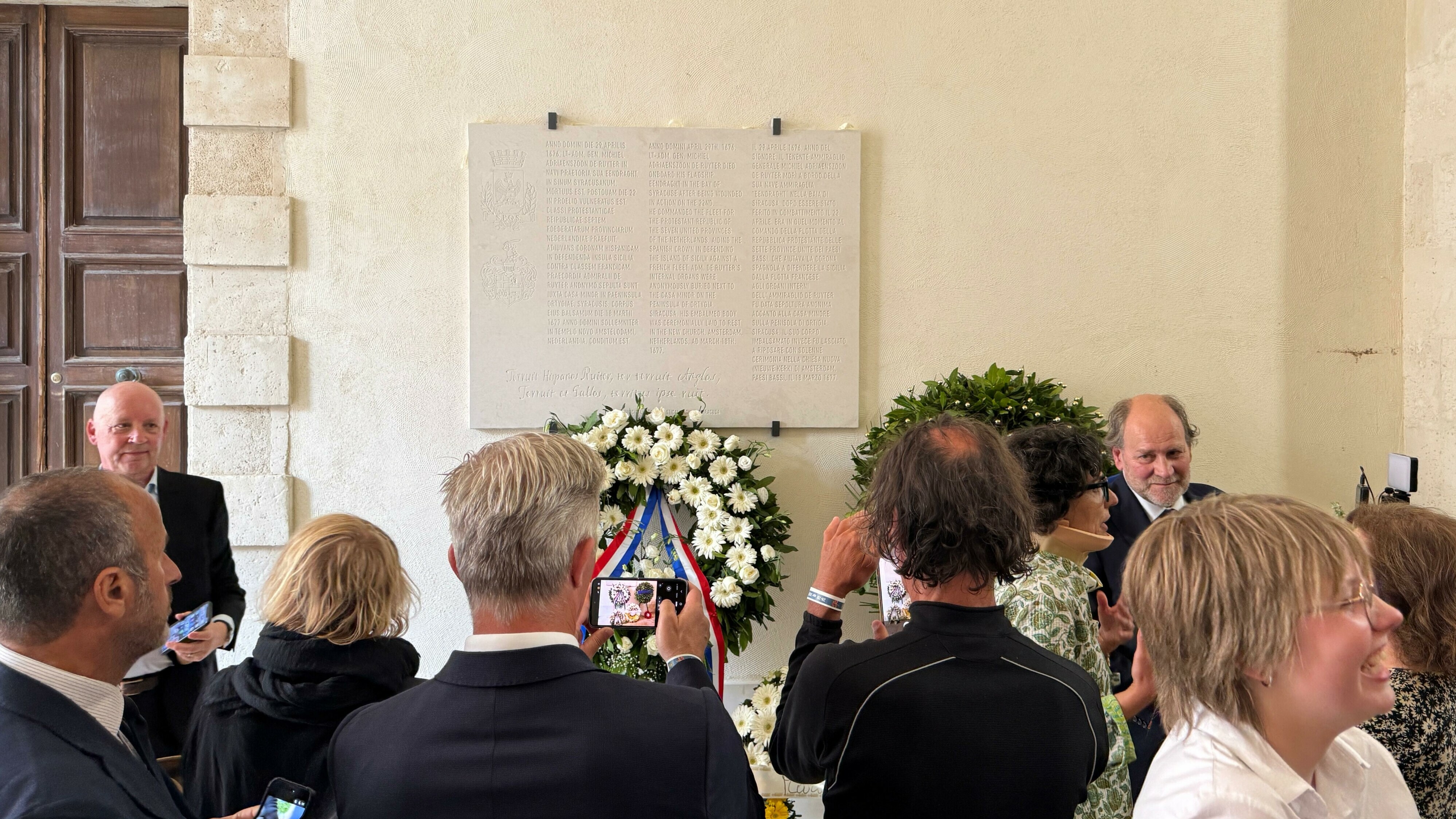 Michiel de Ruyter herdacht met grote plaquette op Italiaans eiland