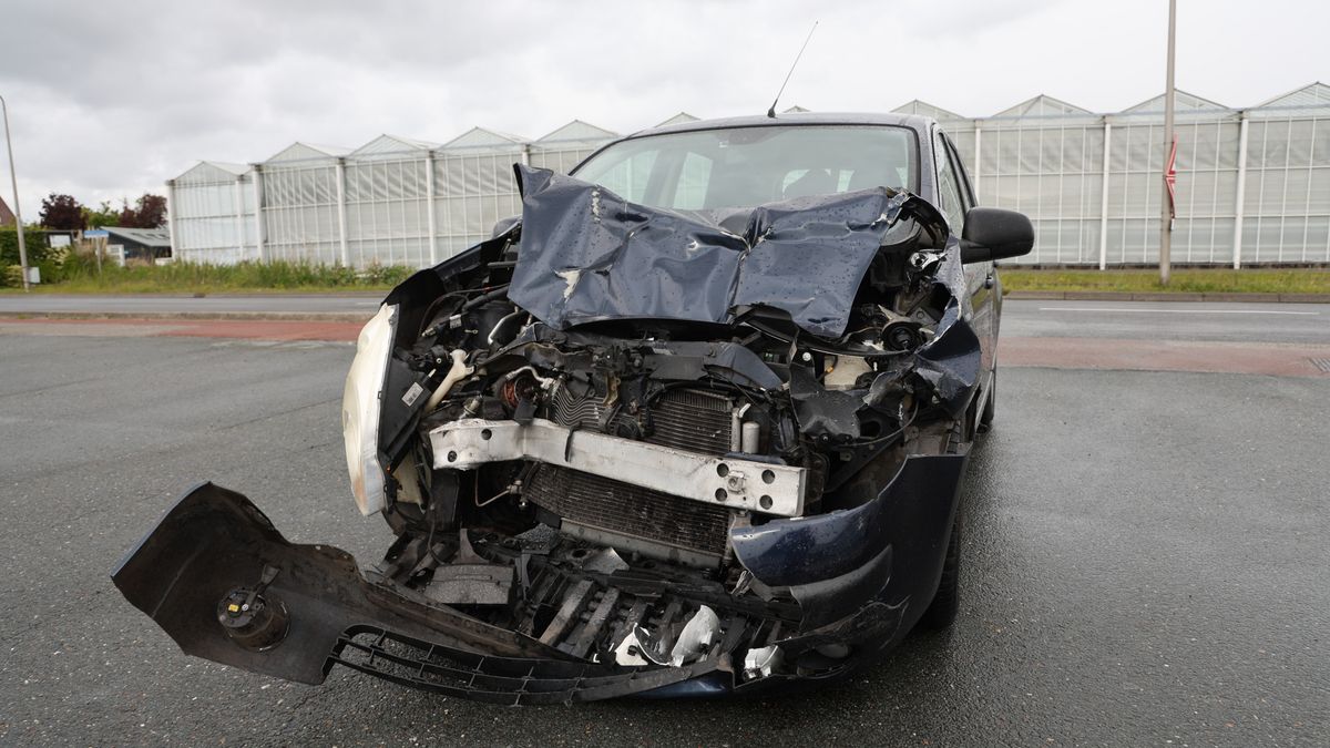 Auto zwaar beschadigd na botsing met vrachtwagen