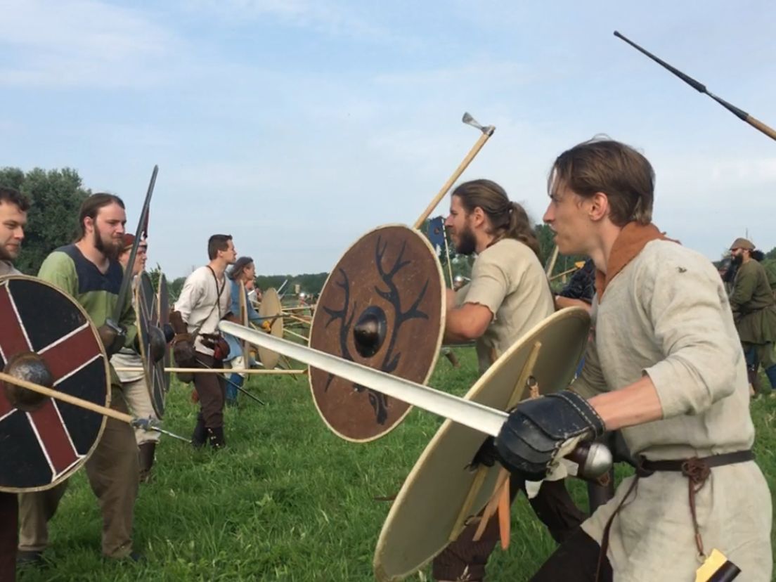 Tientallen dappere strijders doen mee aan de veldslag.