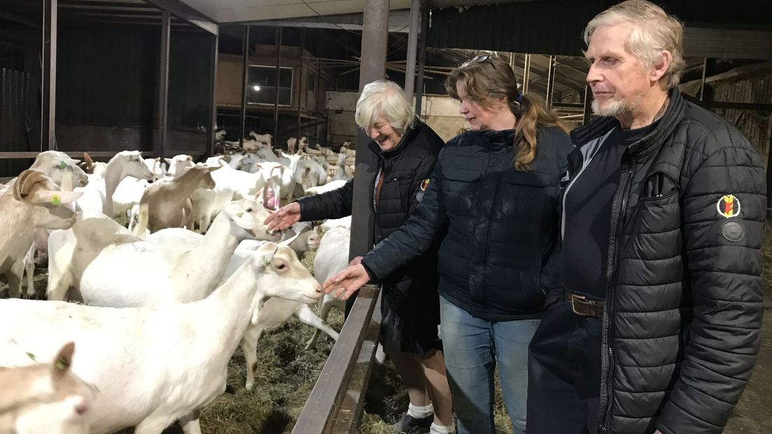 Geitenboer Anton met zijn vrouw en dochter.