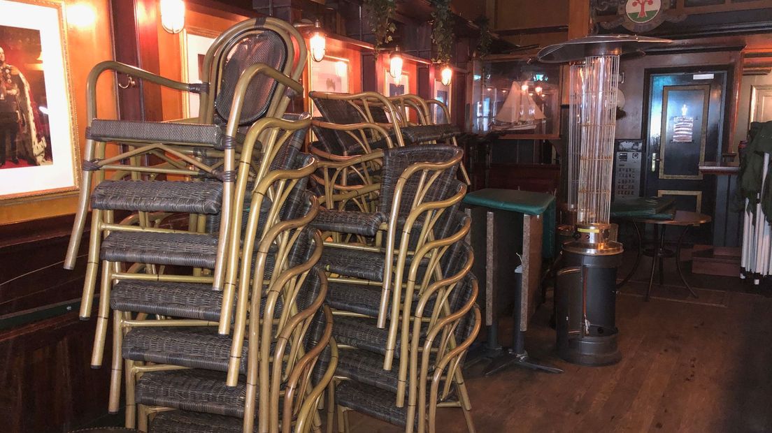 In Café Soestdijk staan de stoelen opgestapeld en staat de terrasverwarmer al een tijdje uit