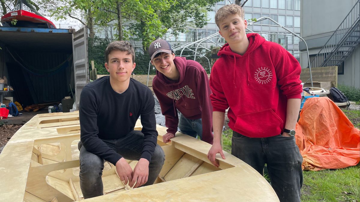 Scholieren van Haags Montessori Lyceum bouwen een duurzame boot: 'Een heel gave ervaring'