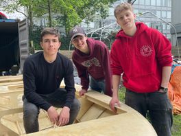 Scholieren van Haags Montessori Lyceum bouwen een duurzame boot: 'Een heel gave ervaring'