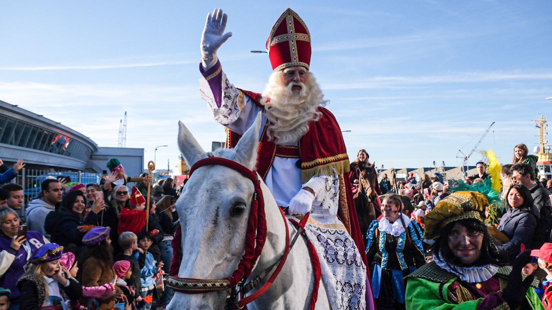 Sinterklaas vertrekt met zijn paard vanuit Scheveningen naar de binnenstad