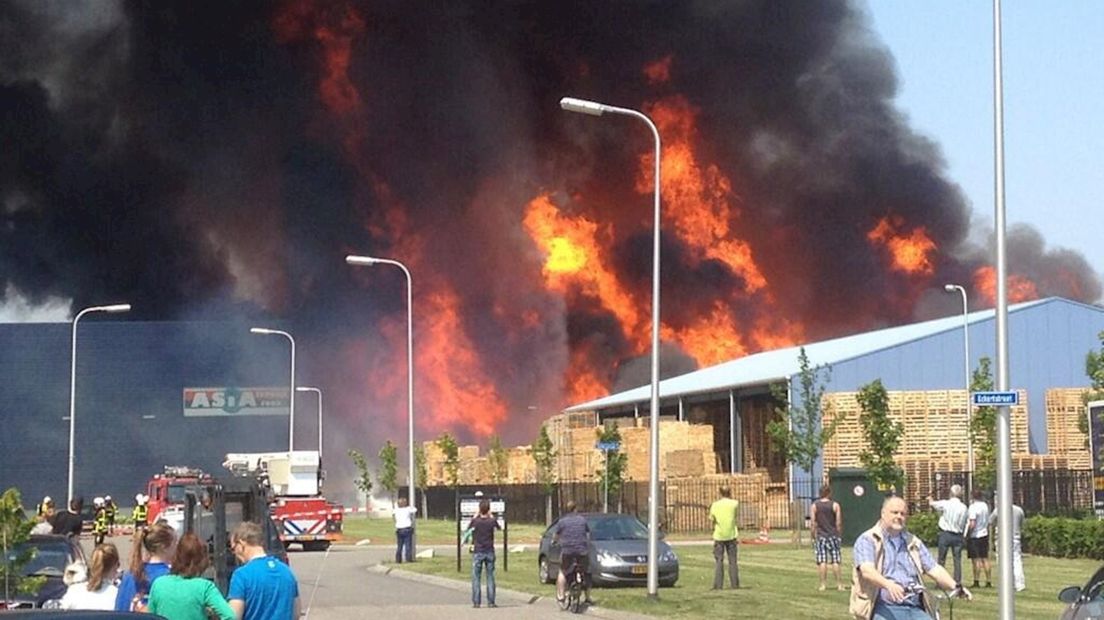 Grote brand bij Kloek Pallets Kampen