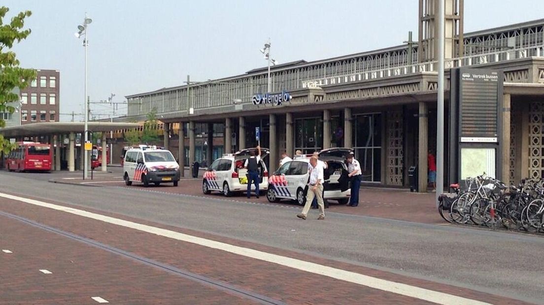 Agenten bereiden zich voor op aanhouding