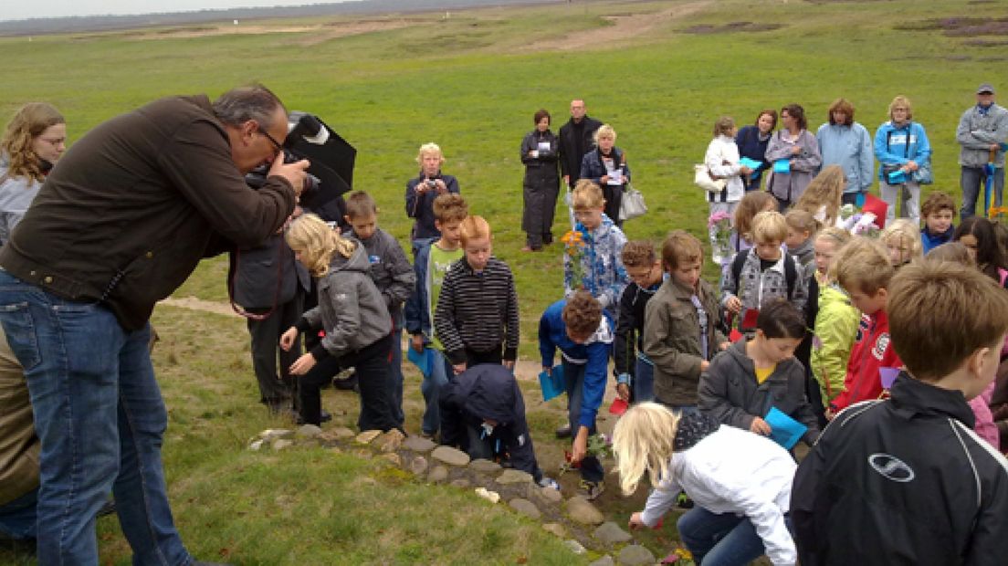Op de Ginkelse Heide in Ede is dinsdag het Airborne Monument symbolisch overgedragen aan groep zeven van basisschool De Brugge.