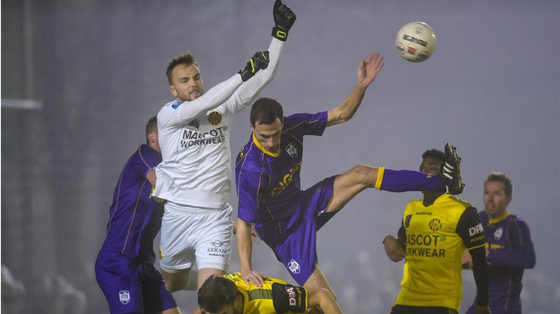 Tim de Rijk doet aan 'bokje springen' tijdens VVSB - Roda JC. 