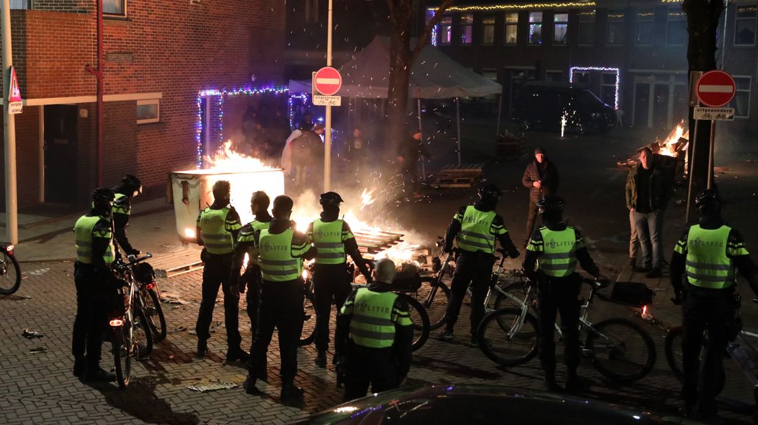 Veel politie op de hoek Dr. Lelykade/Koppelstokstraat