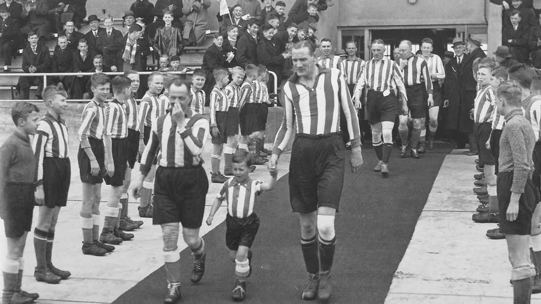 1937, Hercules betreedt het stadion voor de wedstrijd tegen HVV
